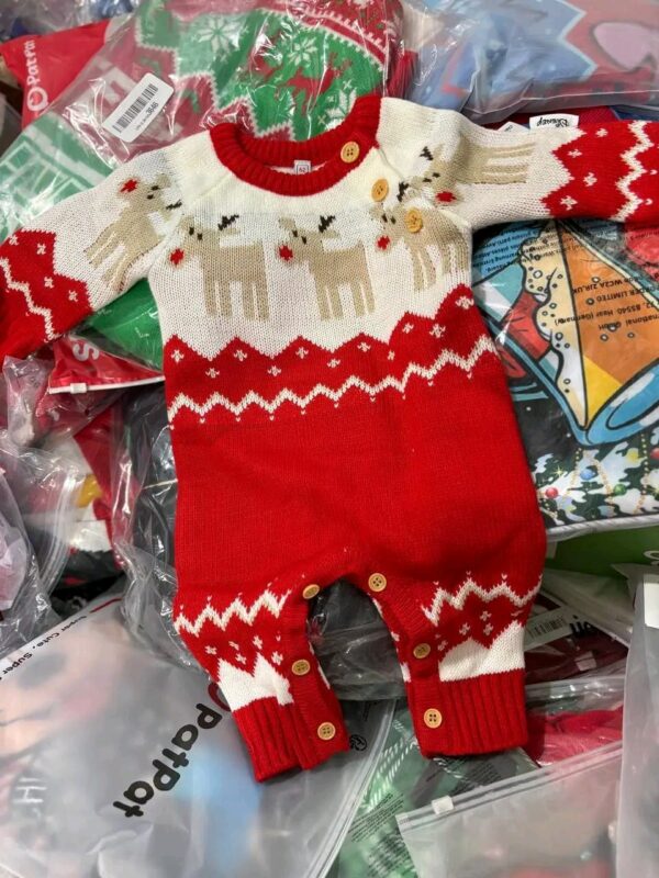 Clothes pallet. Coming mixed with different sizes for kids  300 pieces