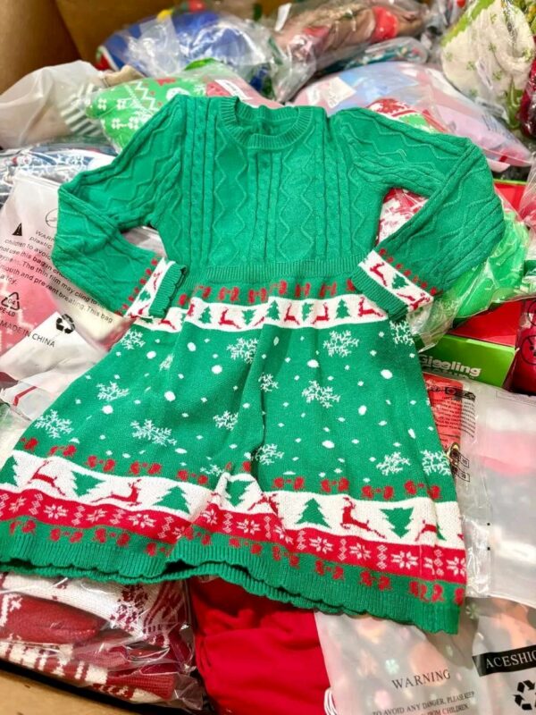 Clothes pallet. Coming mixed with different sizes for kids  300 pieces