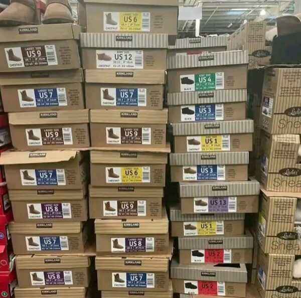 Winter boots available Coming with their boxes 150 pairs per pallet
