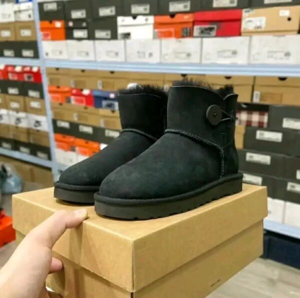 Winter boots available Coming with their boxes 150 pairs per pallet