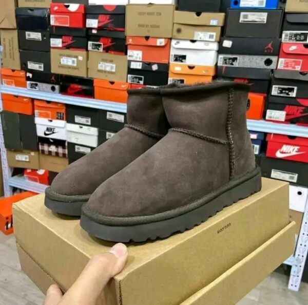 Winter boots available Coming with their boxes 150 pairs per pallet