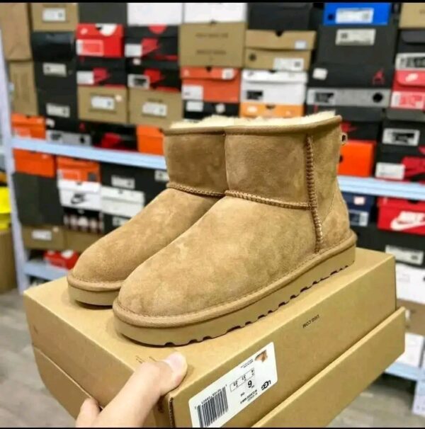 Winter boots available Coming with their boxes 150 pairs per pallet