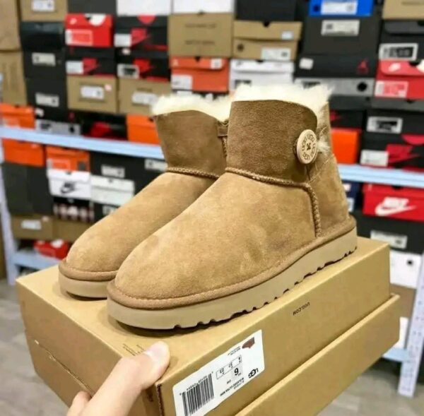 Winter boots available Coming with their boxes 150 pairs per pallet