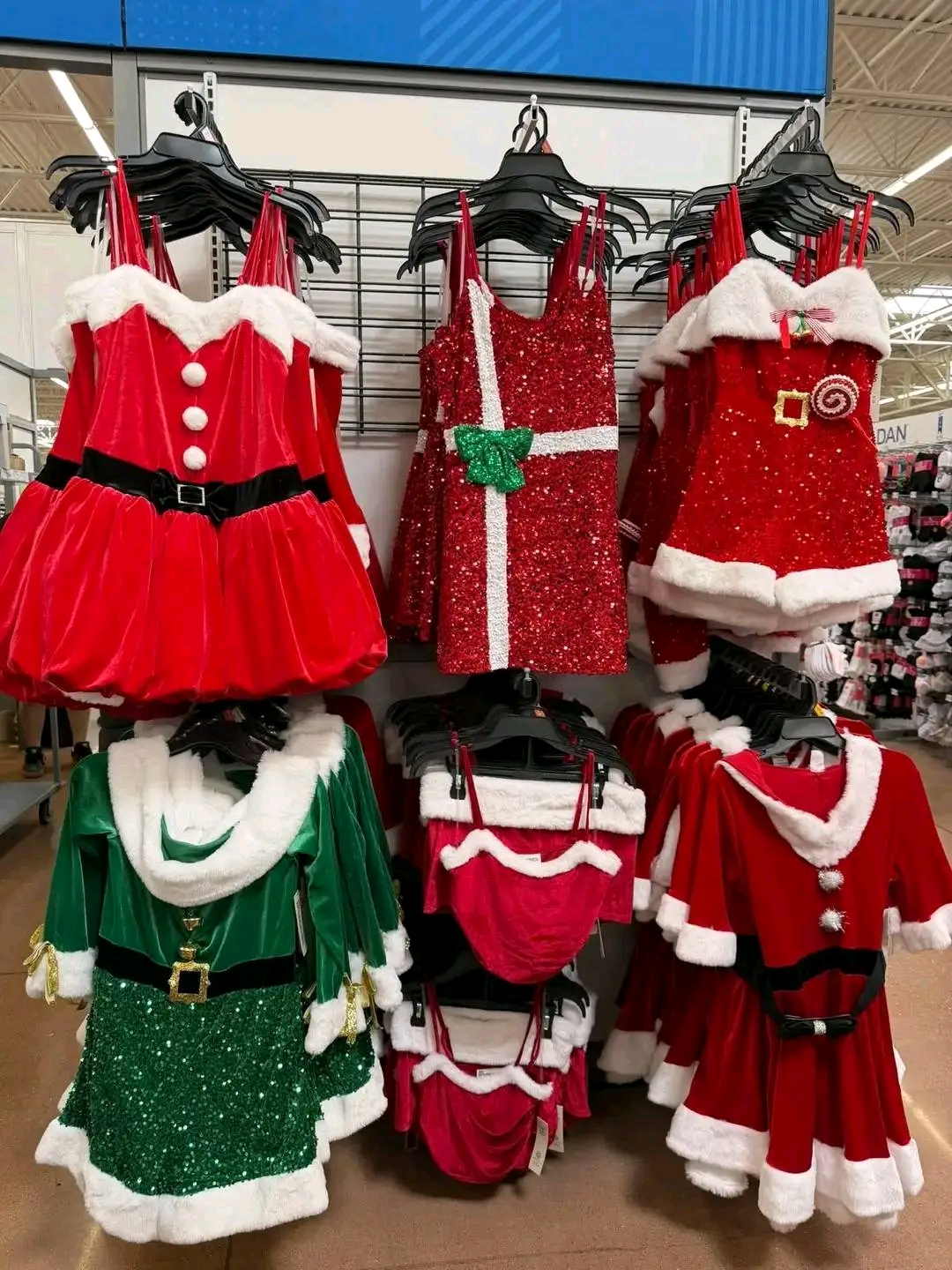 Wholesale Christmas Clothing Pallet: 300 Pcs, Ladies' Assorted (New w/ Tags)